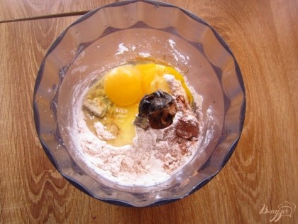 Потом выбейте яйца, всыпьте муку разрыхлитель, взбить в блендере. Увас получится густое шоколадное тесто.
