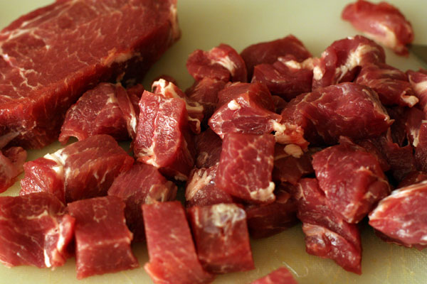 С мяса срежьте лишний жир и нарежьте кубиками примерно 2-3 см.