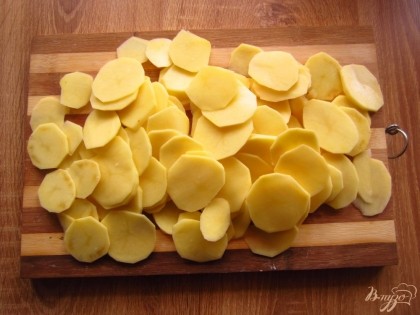 Картофель очистить и тонко нарезать.