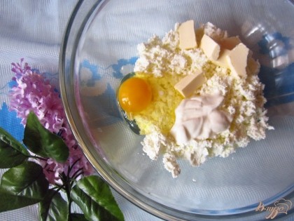В миску положите творог, яйцо, сметану, размягченное сливочное масло, соль, перемешайте.
