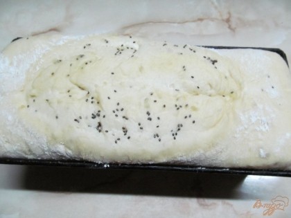 Когда тесто увеличится в объеме, нужно выпекать при температуре 210 градусов 35 минут.