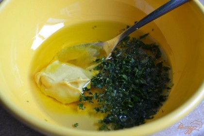 В мисочку смешать оливковое и кунжутное масло, добавить зелень петрушки и горчицу.Посолить по вкусу.