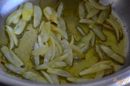 В кастрюле на оливковом масле обжарить луковицу до золотистого цвета.