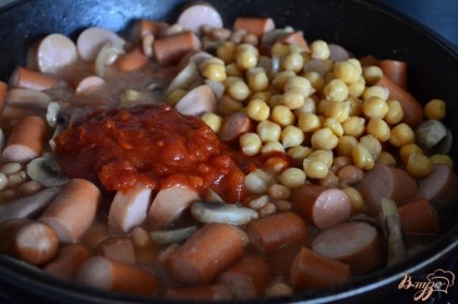 Выложить фасоль в томатном соусе, нут и томатный соус.Влить чуть воды, посолить и добавить специи по вкусу.Потушить на тихом огне минут 5.
