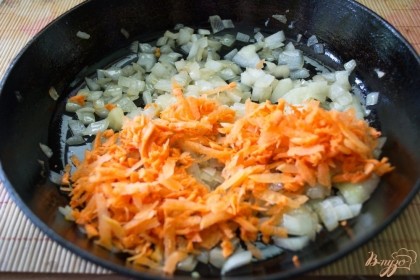 Через время (5 минут) добавьте морковь.