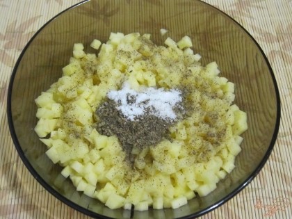 К картофелю добавить специи: соль, перец и базилик.