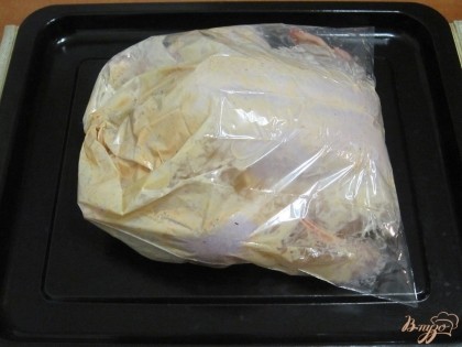 Положить курицу в рукав для запекания и поставить в разогретую до 180 град. духовку на 1,5 часа.