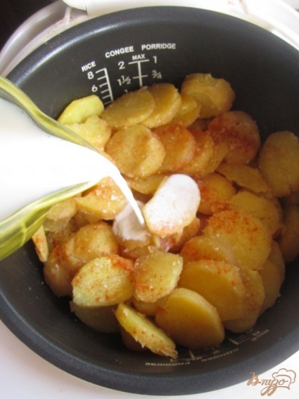 Потом, положите картофель слоями, не забудьте его, приправить солью и перцем. Потом влейте молоко, закройте чашу мультиварки и пусть тушится минут 15 в режиме "тушение".