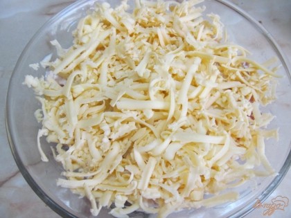 Сыр натереть на крупной терке и посыпать салат.