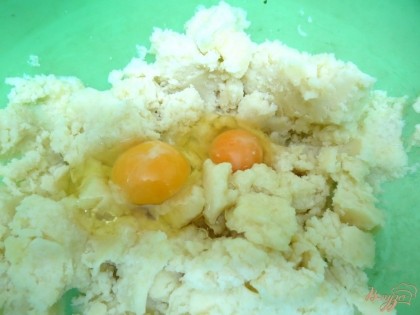 К остывшему картофелю добавляем яйца, тщательно размешиваем., затем добавляем 3 плоских столовых  ложки муки, быстро замешиваем тесто..