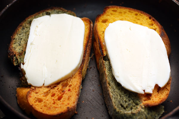 Когда хлеб будет поджариваться со второй стороны, сверху положите кусочек сыра. Накройте сыр горячим яйцом и подавайте сразу же.