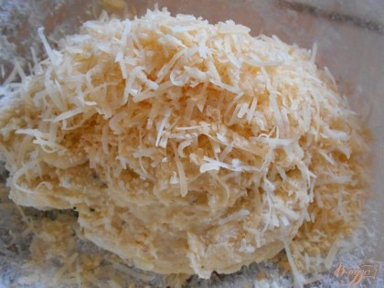 Сыр твердый трем на мелкой терке и подмешиваем к картофельному тесту.
