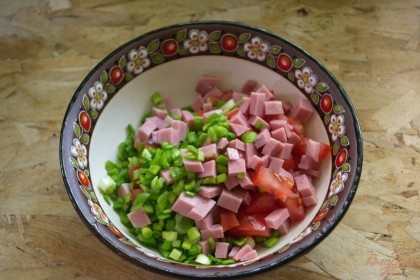 Измельчите зеленый лук и добавьте в салат.