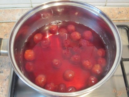 Замороженные ягоды вишни залить 300 мл воды, довести до кипения, кипятить 2 минуты. Добавить 3 ст.л. сахара и размешать.