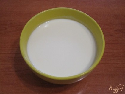В йогурт комнатной температуры вылить желатин, положить 2 ст.л. сахара и тщательно размешать.