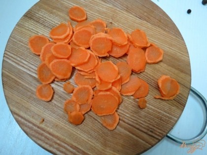 Морковь чистим и нарезаем тонкими колечками.