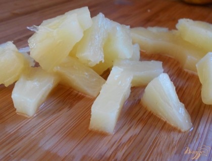 Консервированный ананас достаем из сока, обсушиваем и нрезаем мелким кубиком.