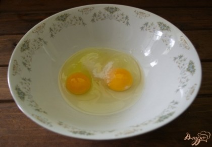 Для замеса теста вбейте 2 яйца. Добавьте щипку сахара, 1 ч. ложку соли, 1 ч. ложку разрыхлителя.