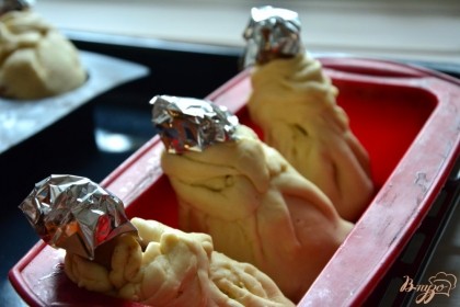 Куриные бомбочки выложить на смазанный противень или в формочки и запекать в духовке при температуре 180* 40 минут (до готовности). Косточки рекомендуется обмотать фольгой, чтобы не сгорели во время выпечки.
