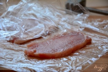 мясо нарезать толщиной 1-2 см. Для удобства завернуть в пищевую пленку и хорошо отбить с двух сторон