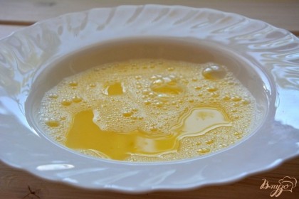 Яйцо взбить вилочкой, влить минеральную воду