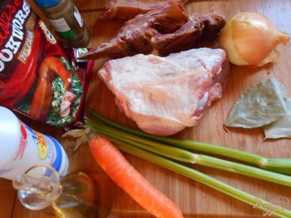 Ребрышки можно не класть, свинину лучше взять ножку, колбаски голландские можно заменить любыми прикопченными колбасками, горох должен быть сушеный зеленый, не желтый.