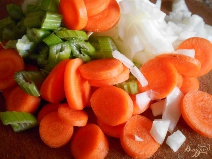 Морковь режем кружочками, лук- мелким кубиком.