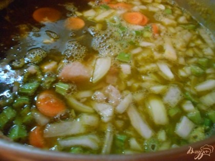 Отправляем все овощи и колбаски в суп. Готовим суп еще 40 минут, периодически помешивая. Если у вас есть скороварка, то приготовление супа займет всего 30 минут.Готовый суп отставляем с огня, накрываем крышкой и даем ему настояться полчаса минимум. Не переживайте, если суп получися жидковатым, на следующий день в нем будет стоять ложка, таким густым он станет.