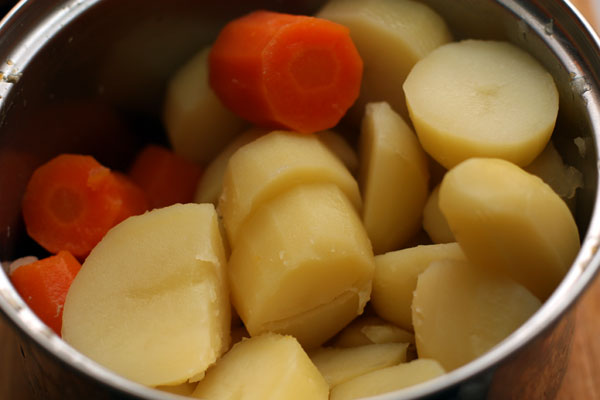 Картошку и морковь очистите и сварите до мягкости. 