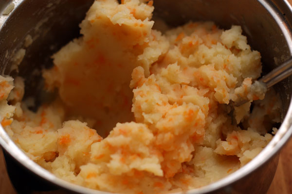 Слейте воду и разомните овощи в пюре. Очень удобно это делать с помощью специального пресса для картофеля.