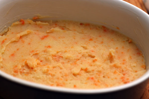 В смазанную маслом форму для выпечки выложите половину картофельно-морковного пюре, разровняйте.
