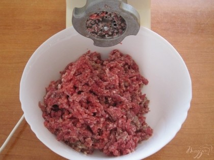 На мясорубке прокрутить мясо и лук, нарезанные небольшими кусочками.