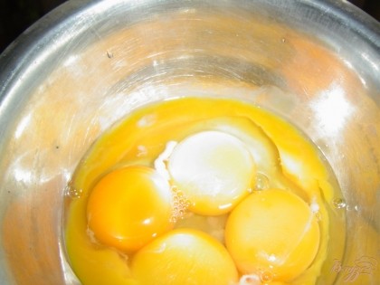 Берем яйца из холодильника, отделяем белки от желтков.