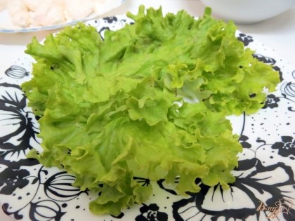На тарелке выкладываем листья салата.