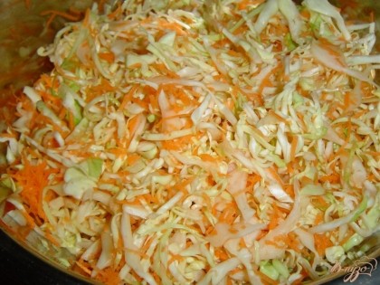 морковь очищаем и натираем на мелкой терке, добавляем к капусте и перемешиваем.