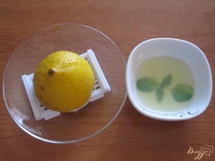 С лимона выдавить сок.