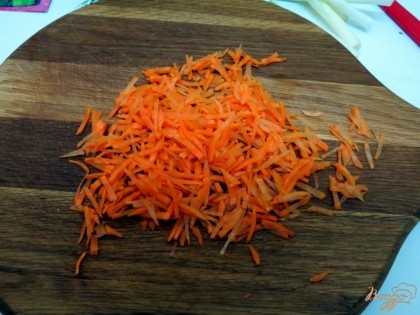 Морковь нарезаем, или пли натираем на тёрке, как вам больше нравится.