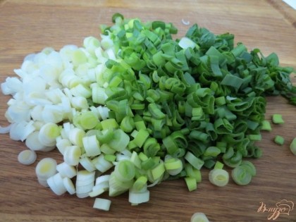 Зелёный лук мелко нарезайте.