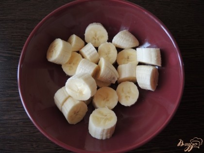 Очищаем бананы от кожуры и режем на небольшие дольки. Отправляем их в холодильник на час.