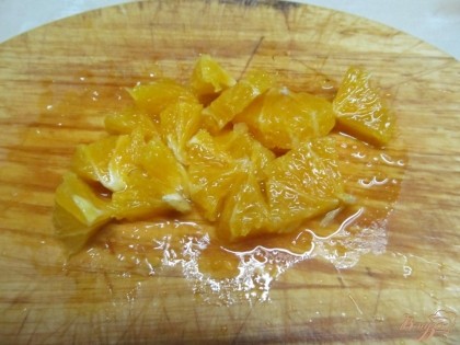 Апельсин мелко нарезать.