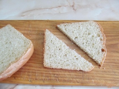 Нарезать хлеб удобными ломтиками.
