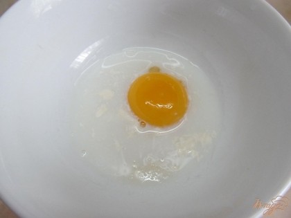 Яйцо смешать с молоком и сахаром. Перемешать. Окунать хлеб в яичную смесь и жарить в сковороде до золотистого цвета с двух сторон.