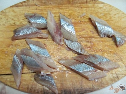 Ломтиками нарезать рыбу.