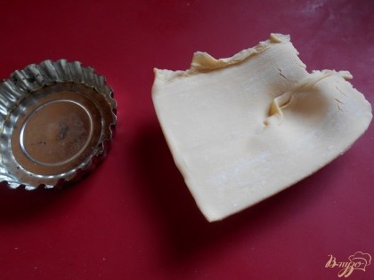 Я для приготовления корзиночек использую готовое слоеное тесто. Отрезаю кусочек теста от листа чуть больше диаметра формочки.