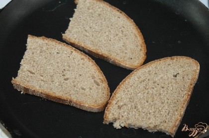 На сухой сковороде подсушить черный хлеб.
