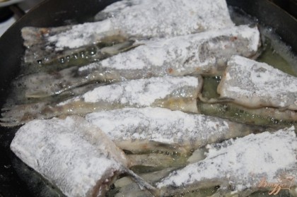 Обжарить рыбу на растительном масле до полной готовности.