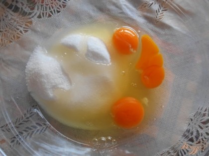 В большой емкости смешаем яйца и сахар, добавим немного ванильной эссенции. При помощи миксера взобьем яйца с сахаром в густую массу.