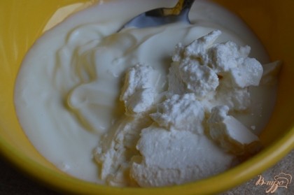 Йогурт и сыр перемешать, добавить сахар по вкусу.