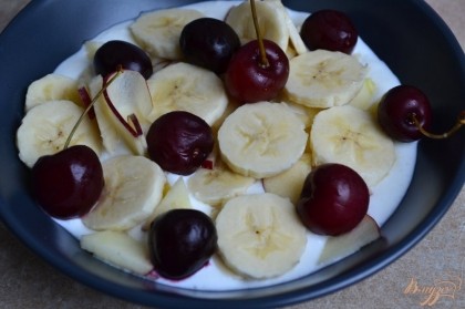 Смесь из йогурта и сыра разложить по тарелочкам.Разложить кусочки фруктов и черешню.
