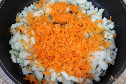 Чистим и режем репчатый лук, трем морковь. На сковородку наливаем подсолнечное масло и ставим на огонь. Овощи перекладываем в горячее масло и пассируем минут 5.